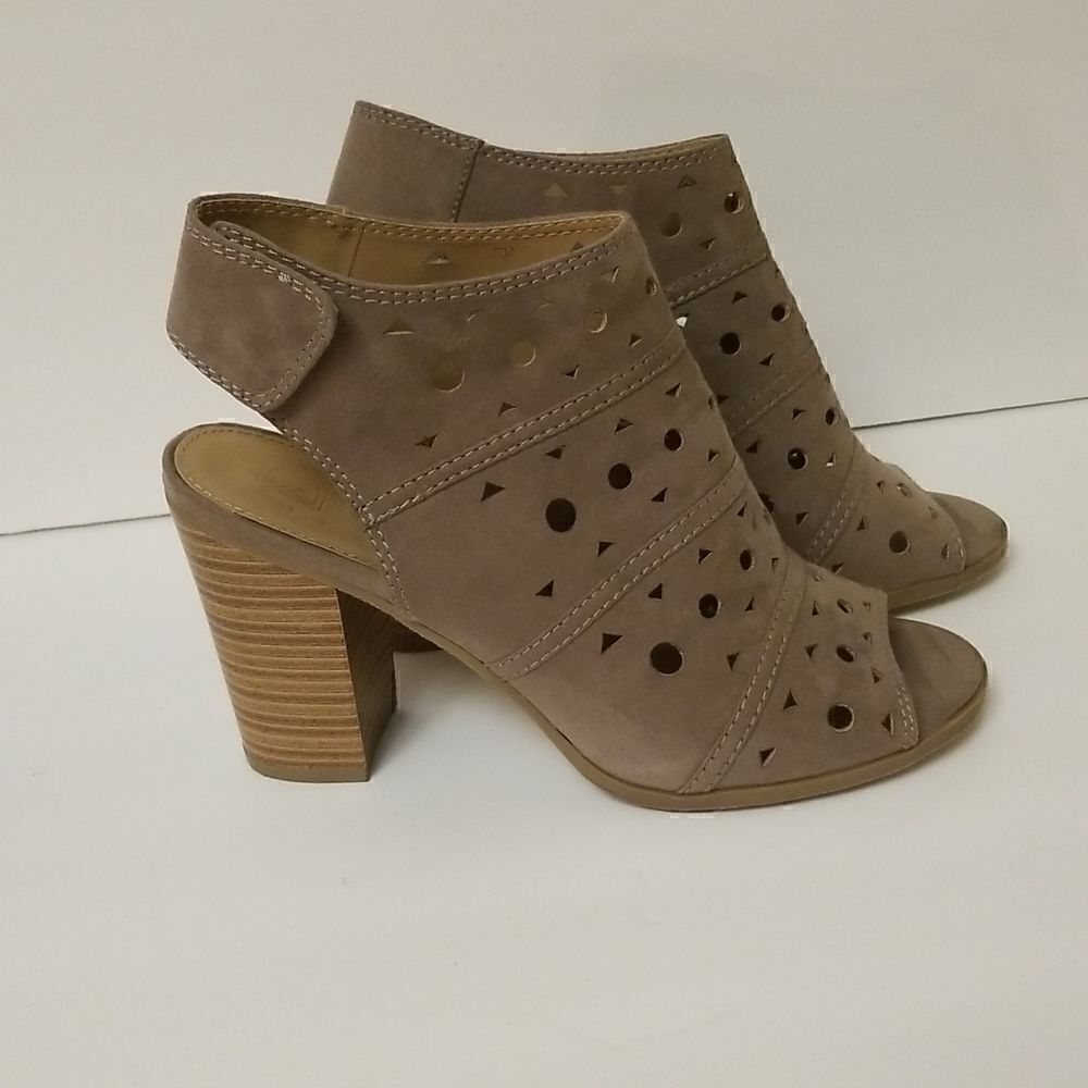 New Direction (Hayden) taupe colored heeled sandals. Size 9.